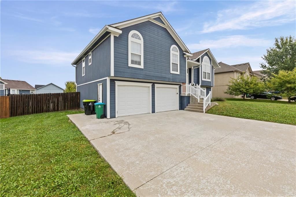 12208 White Oak Street, Peculiar, MO: listing photo 2
