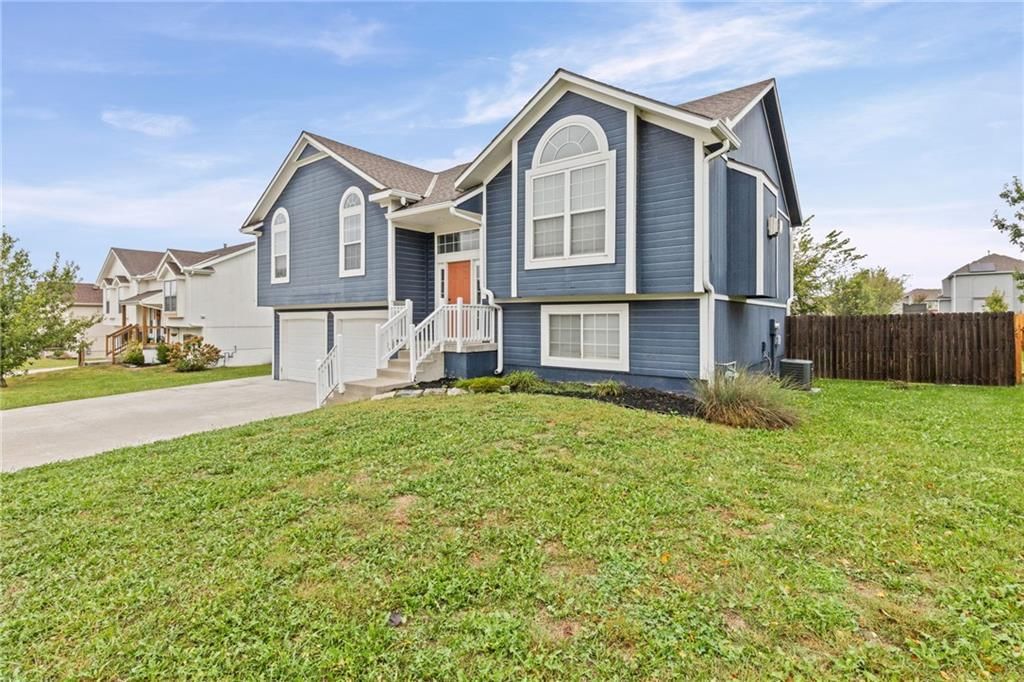 12208 White Oak Street, Peculiar, MO: listing photo 3