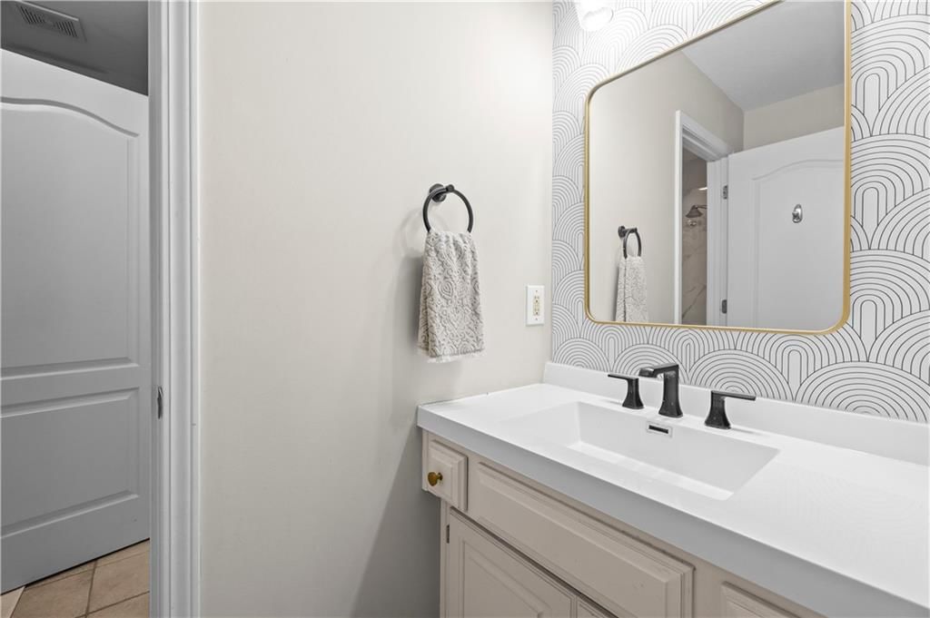 Photo 34 of 62 - 13252 Falmouth Street, Leawood, KS 66209