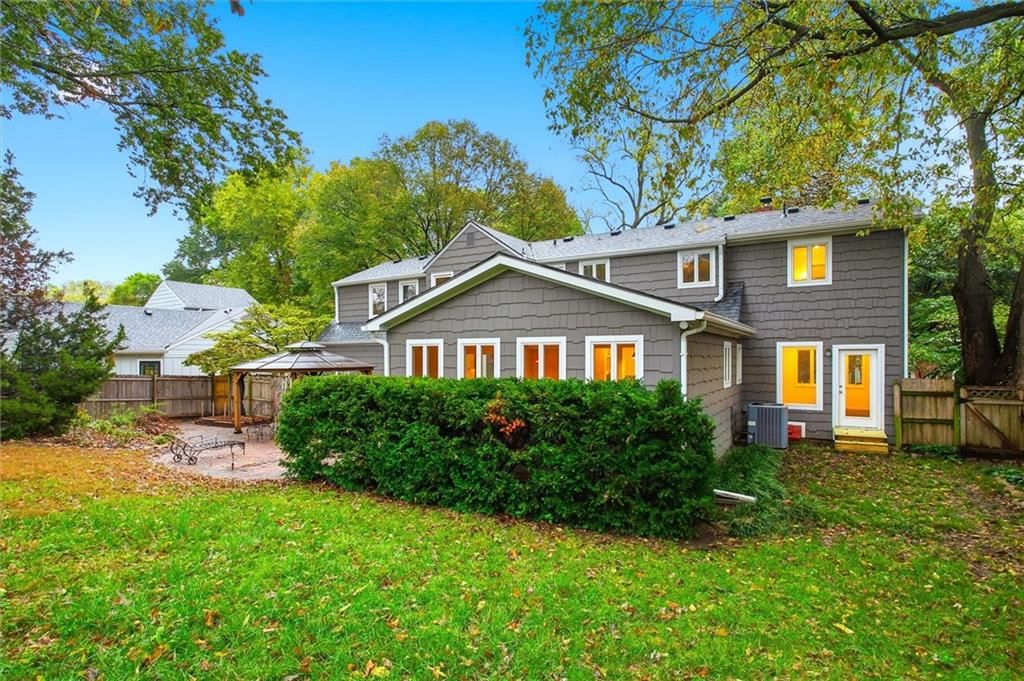Big backyard and flat lot at 4124 Brookridge Drive, Fairway, KS 66205