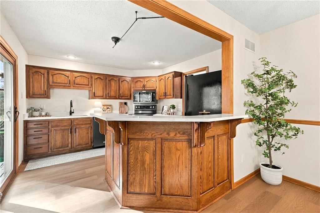 Wood kitchen cabinets and raised-panel cabinets at 15205 Lamar Avenue, Overland Park, KS 66223