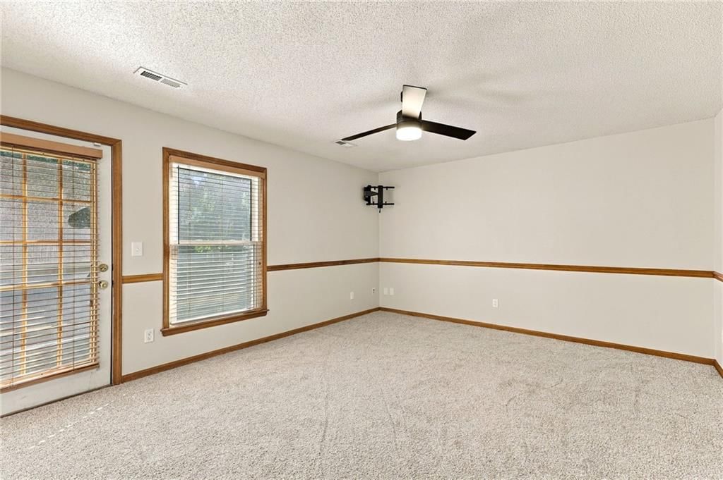 Photo 17 of 22 - 15205 Lamar Avenue, Overland Park, KS 66223