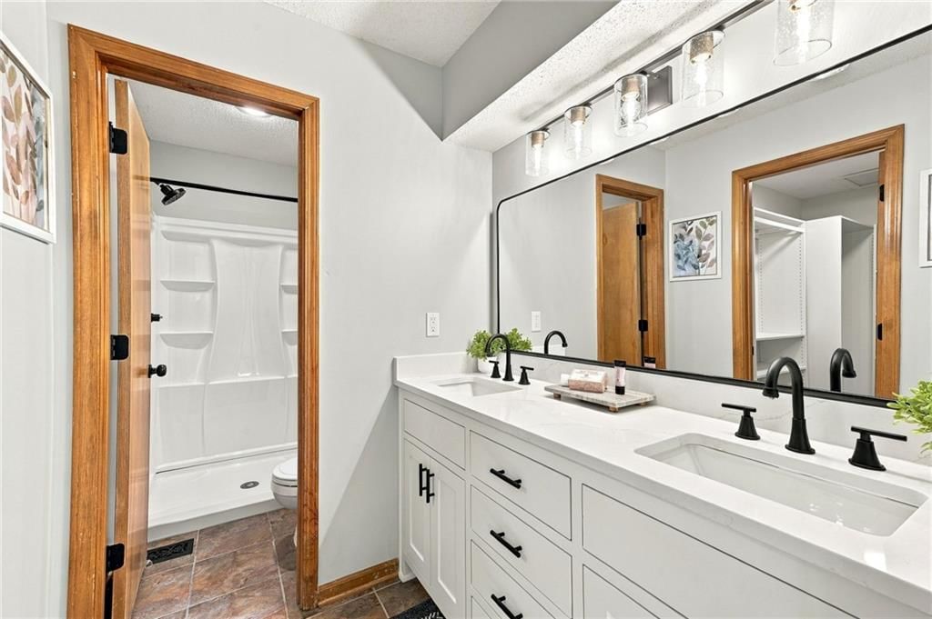 Double vanity at 15205 Lamar Avenue, Overland Park, KS 66223