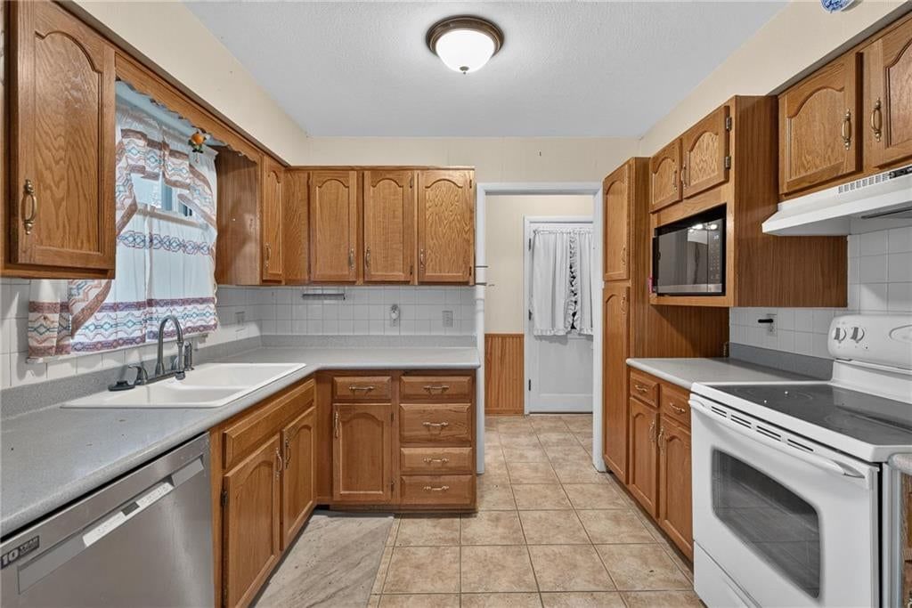 Kitchen backsplash at 5701 W 97th Terrace, Overland Park, KS 66207