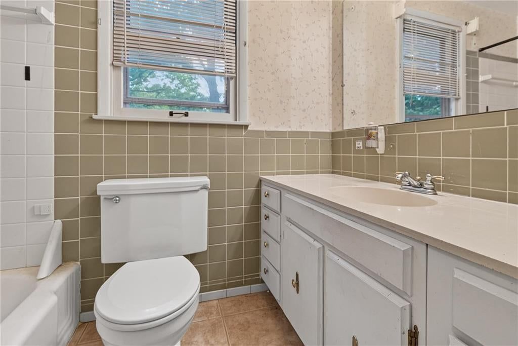 Photo 16 of 41 - 5701 W 97th Terrace, Overland Park, KS 66207