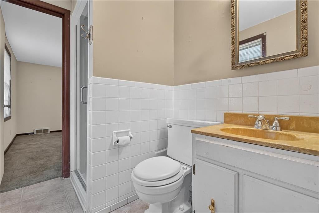 Photo 22 of 41 - 5701 W 97th Terrace, Overland Park, KS 66207