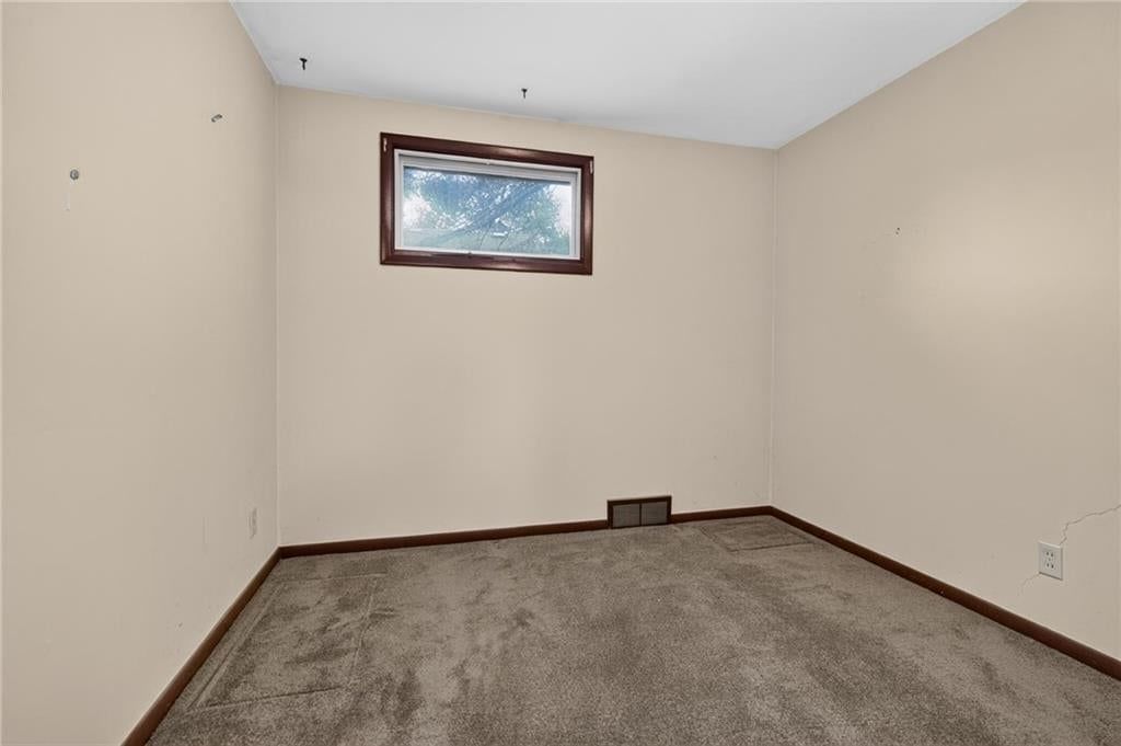 Photo 13 of 41 - 5701 W 97th Terrace, Overland Park, KS 66207