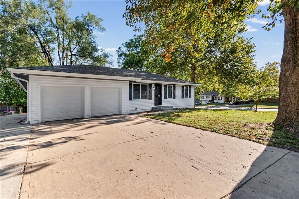 11911 Fremont Avenue, Grandview, MO: listing photo 3