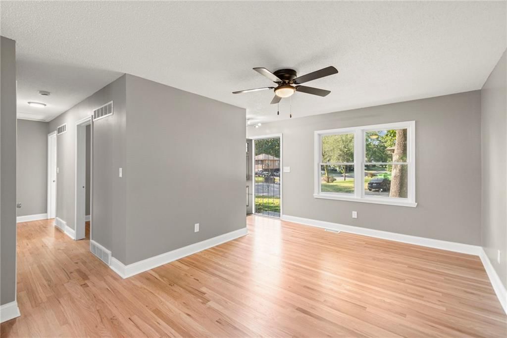Photo 8 of 40 - 11911 Fremont Avenue, Grandview, MO 64030