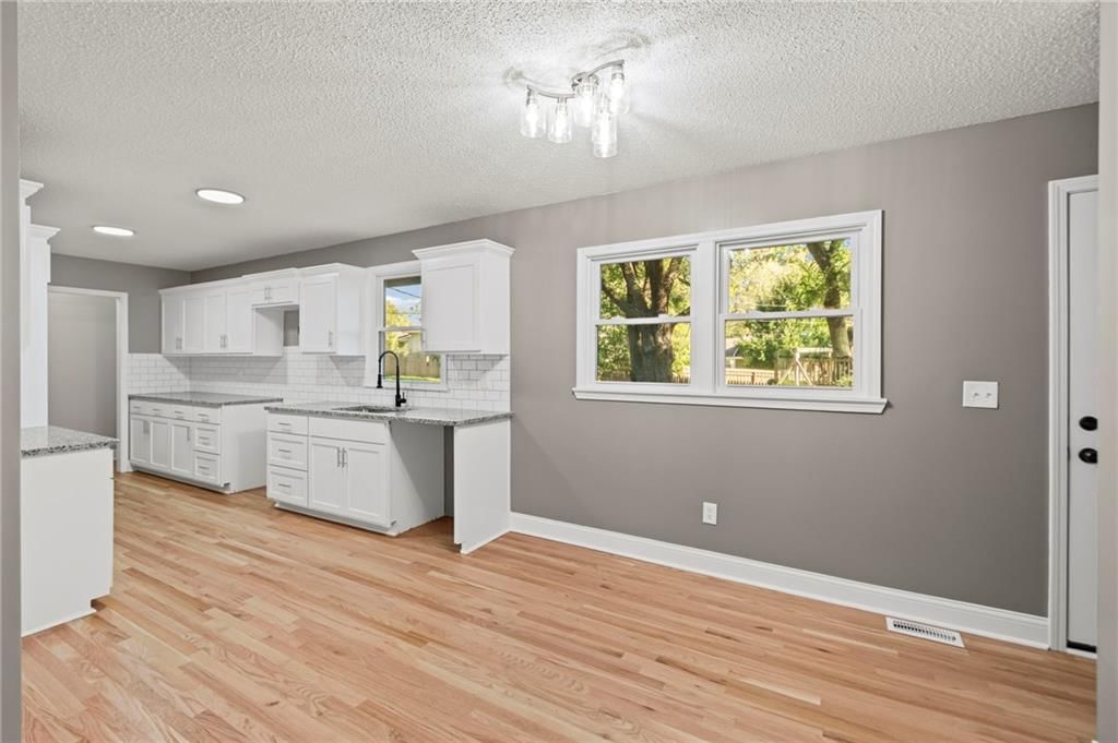 Photo 9 of 40 - 11911 Fremont Avenue, Grandview, MO 64030