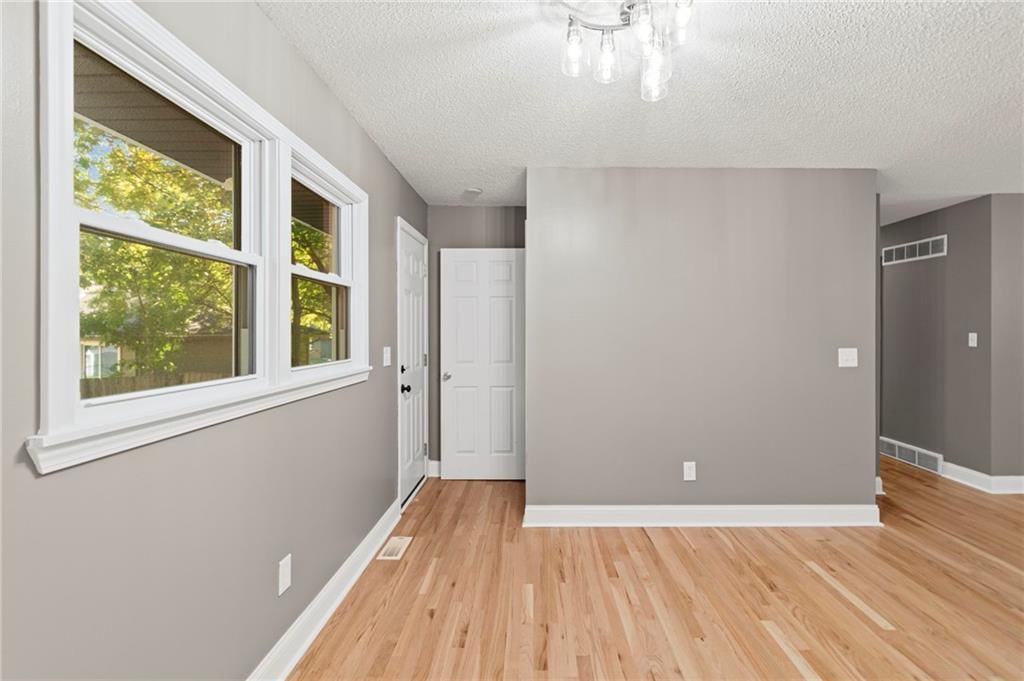 Photo 14 of 40 - 11911 Fremont Avenue, Grandview, MO 64030