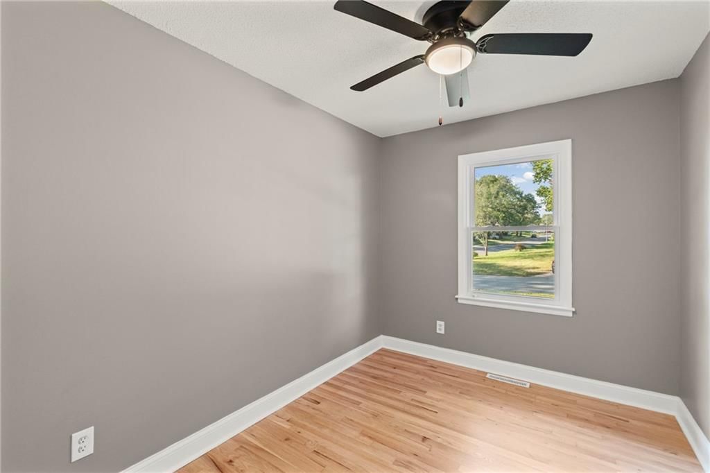 Photo 15 of 40 - 11911 Fremont Avenue, Grandview, MO 64030