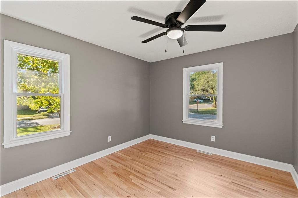 Photo 18 of 40 - 11911 Fremont Avenue, Grandview, MO 64030