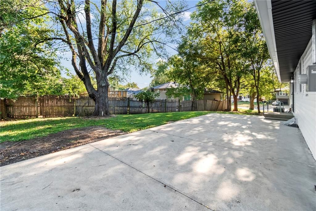 Photo 32 of 40 - 11911 Fremont Avenue, Grandview, MO 64030