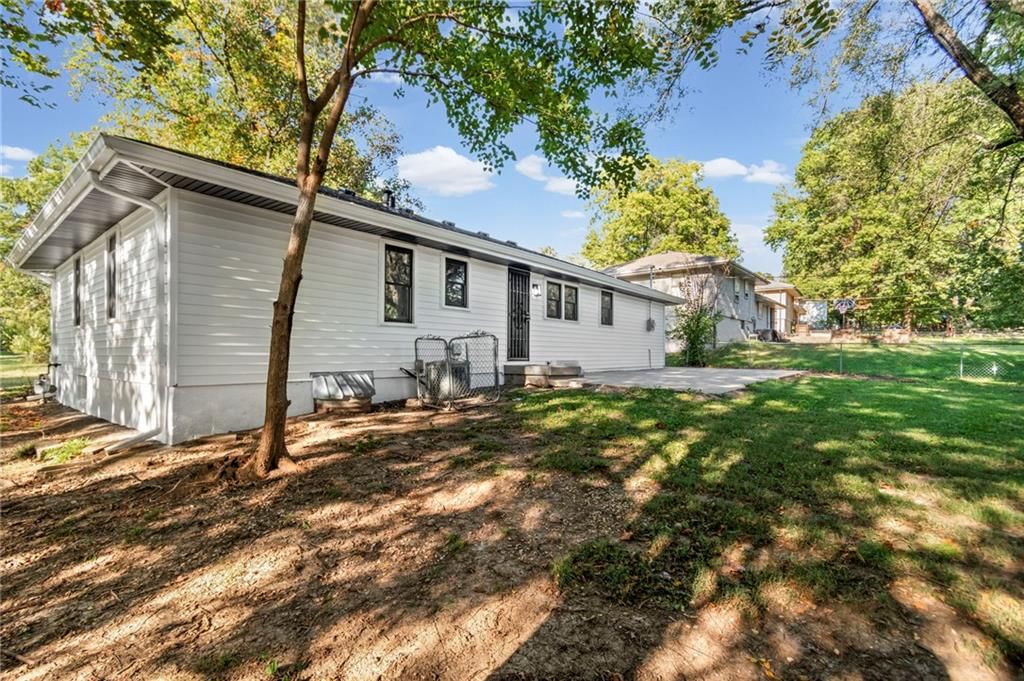 Photo 35 of 40 - 11911 Fremont Avenue, Grandview, MO 64030