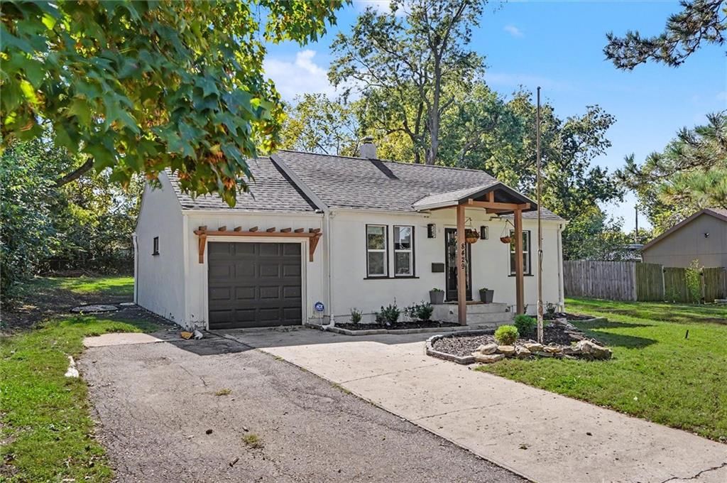 8429 W 54th Terrace, Merriam, KS: listing photo 2