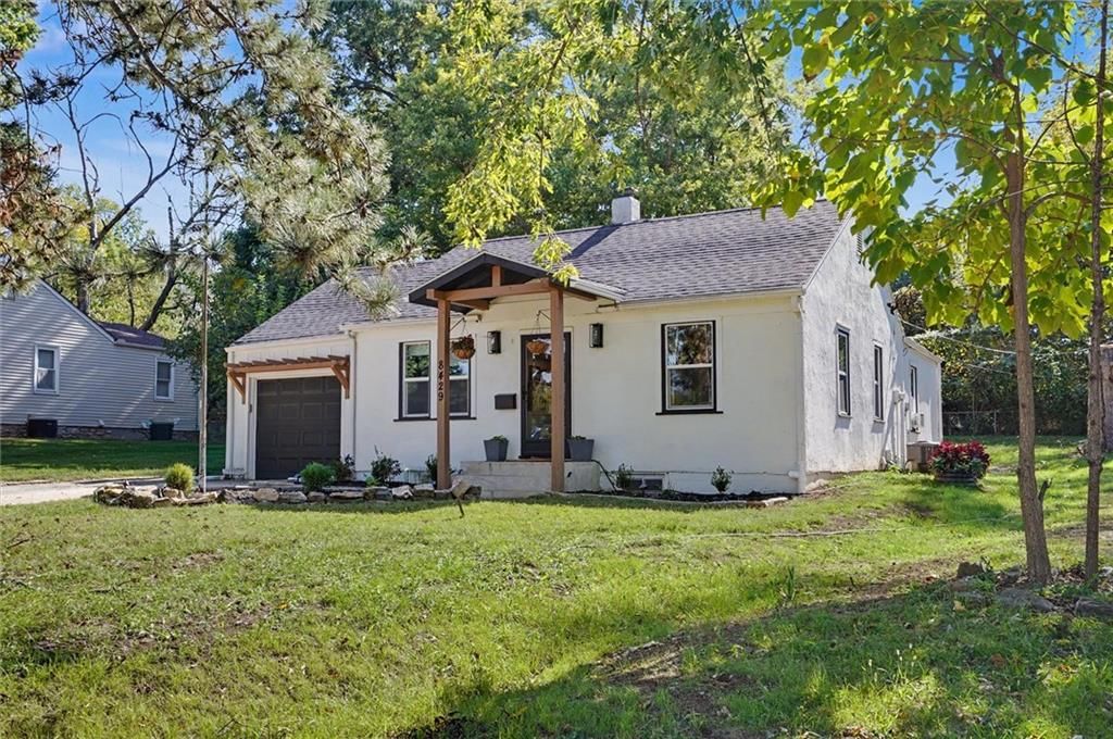 8429 W 54th Terrace, Merriam, KS: listing photo 3