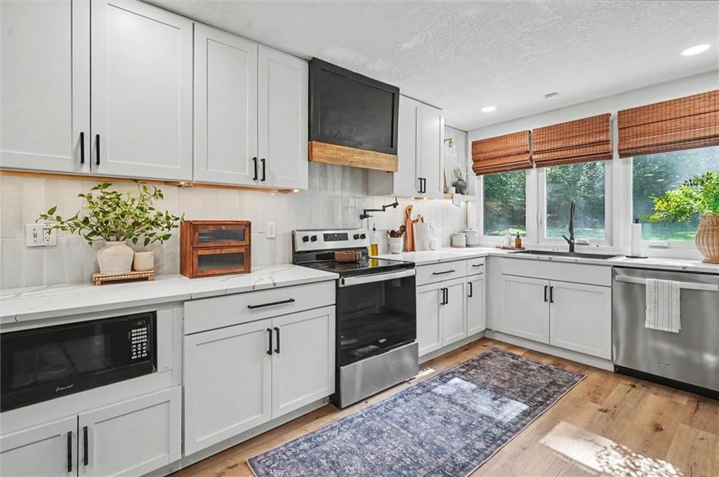 Photo 12 of 37 - 8429 W 54th Terrace, Merriam, KS 66202