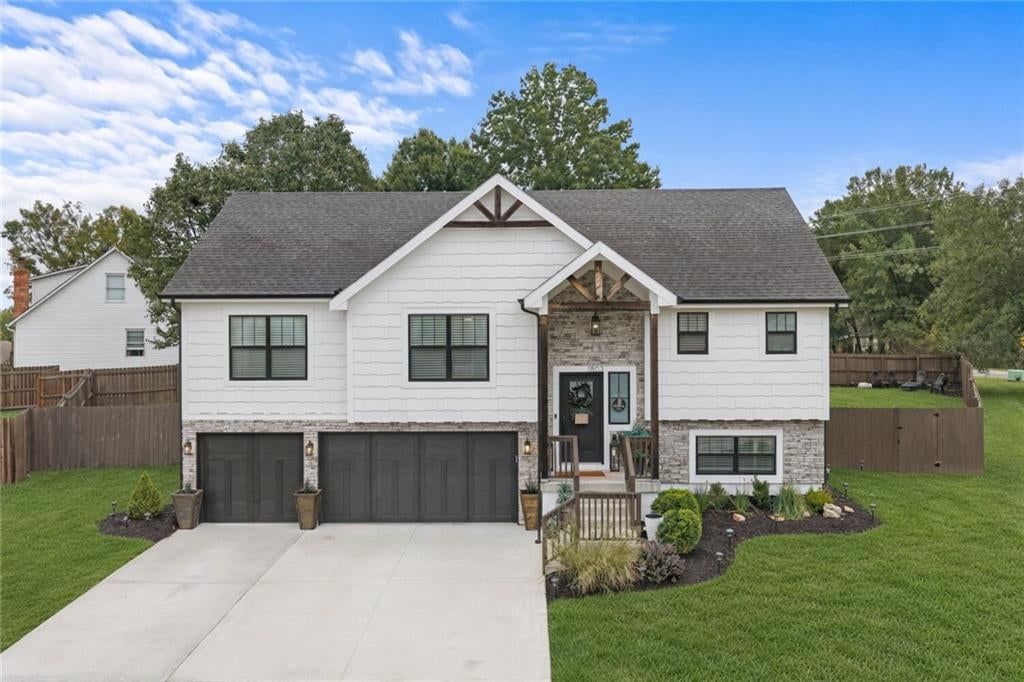1803 NW Madi Court, Grain Valley, MO