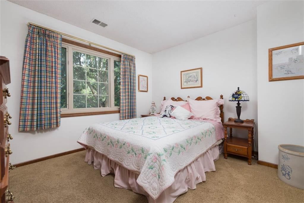 Photo 29 of 51 - 719 White Oak Lane, Gladstone, MO 64116