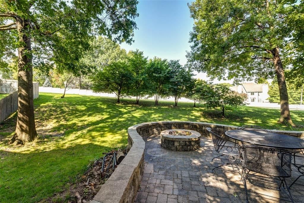 Big backyard and flat lot at 719 White Oak Lane, Gladstone, MO 64116