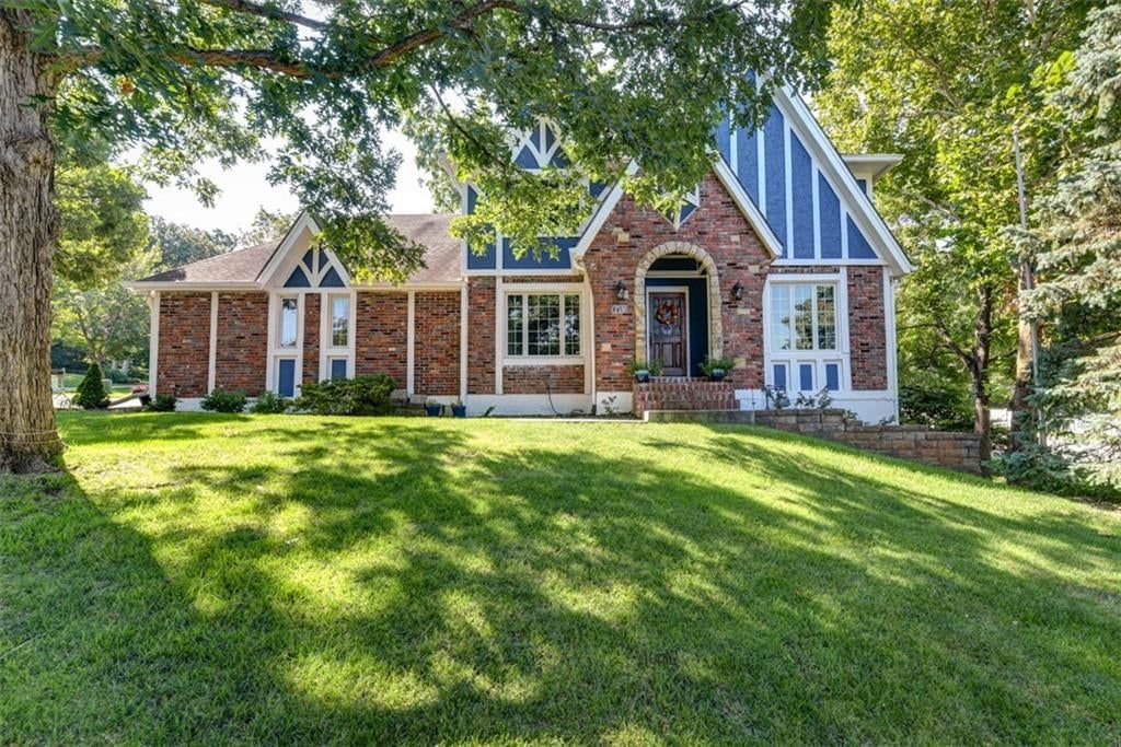 719 White Oak Lane, Gladstone, MO