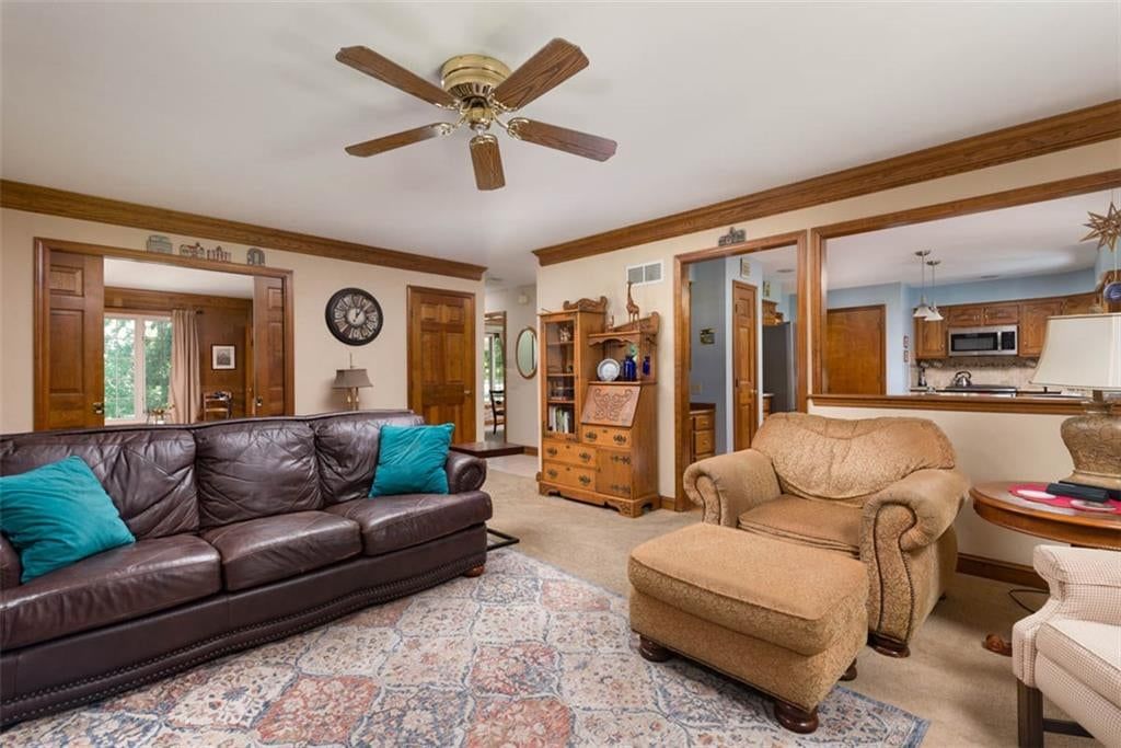 Open floor plan at 719 White Oak Lane, Gladstone, MO 64116