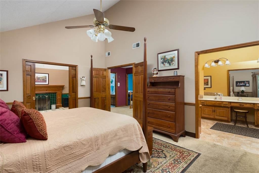 Photo 22 of 51 - 719 White Oak Lane, Gladstone, MO 64116