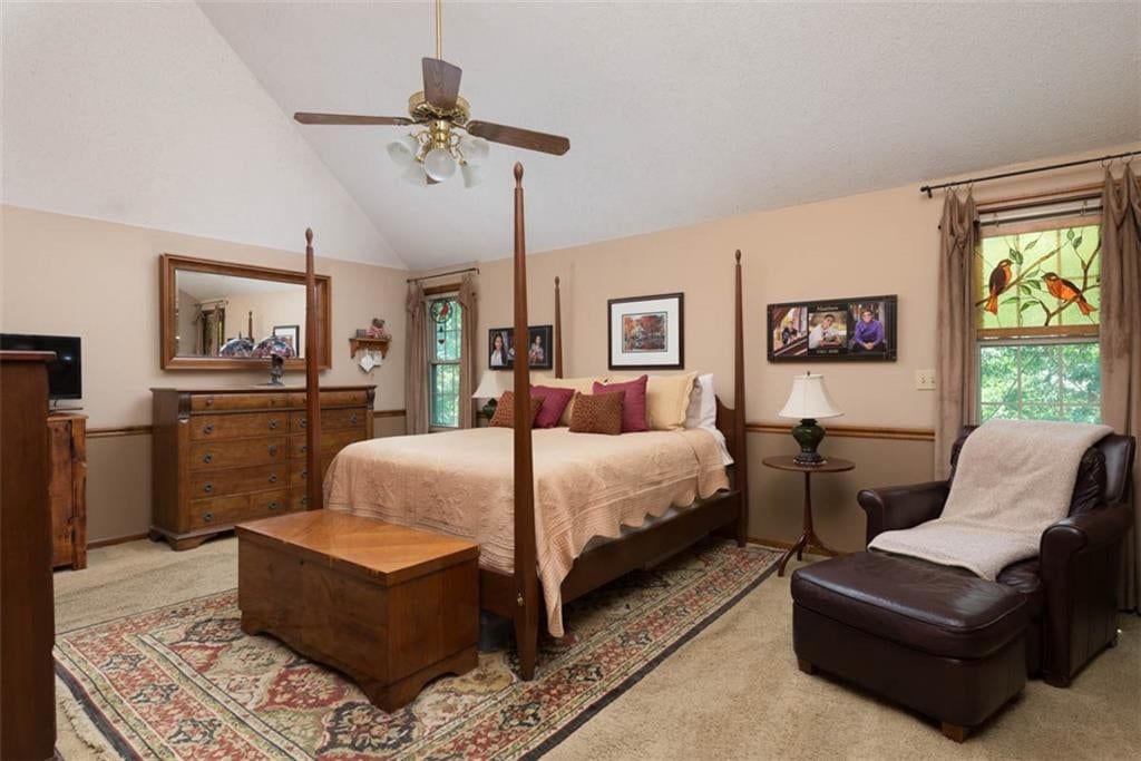 Tall ceilings and carpet at 719 White Oak Lane, Gladstone, MO 64116