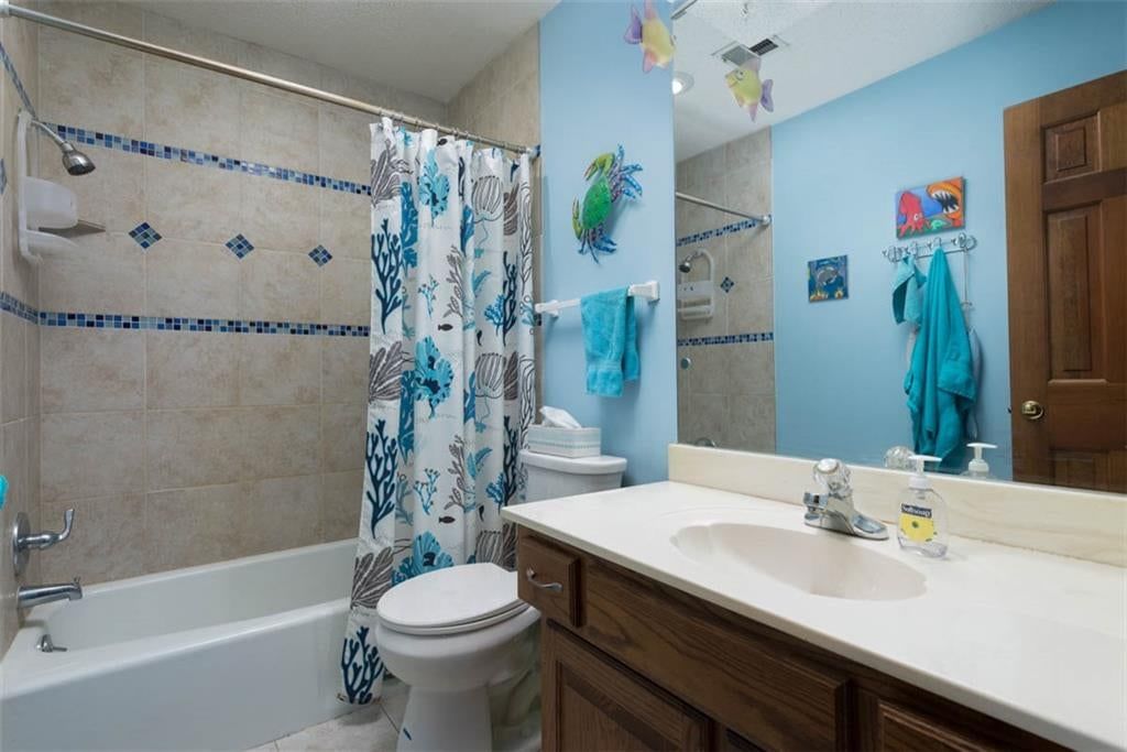 Photo 34 of 51 - 719 White Oak Lane, Gladstone, MO 64116