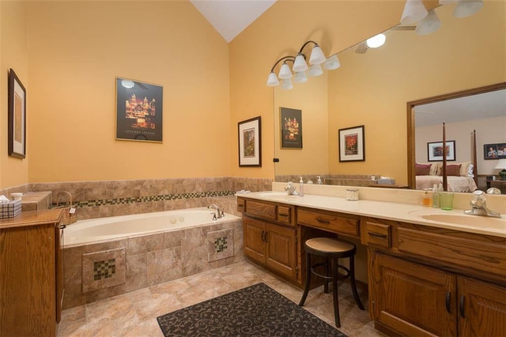 Double vanity at 719 White Oak Lane, Gladstone, MO 64116