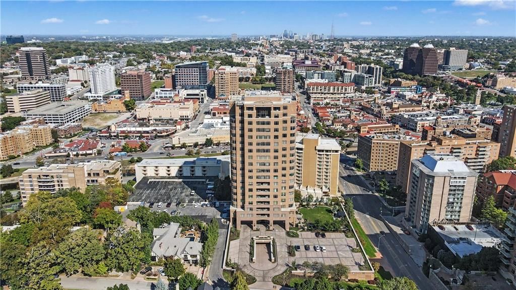 400 W 49th Terrace, Kansas City, MO: listing photo 2