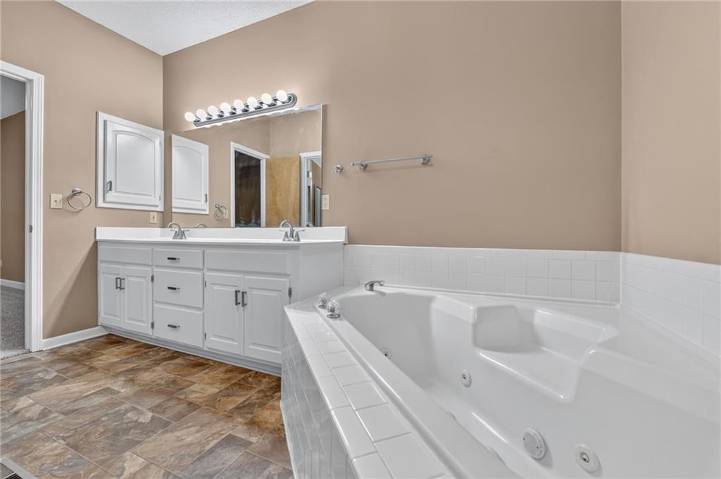 Photo 27 of 36 - 2715 NE 74th Street, Kansas City, MO 64119