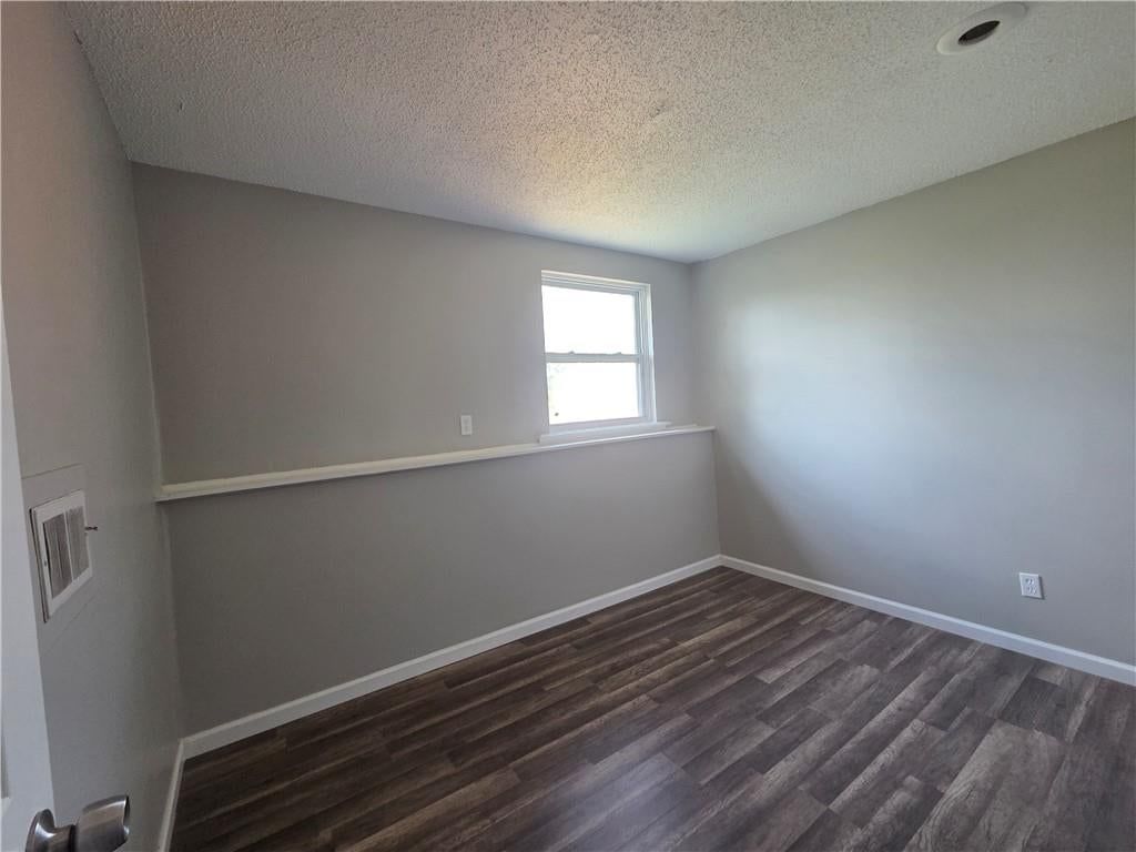 Photo 6 of 13 - 909 N JAN MAR Street, Olathe, KS 66061