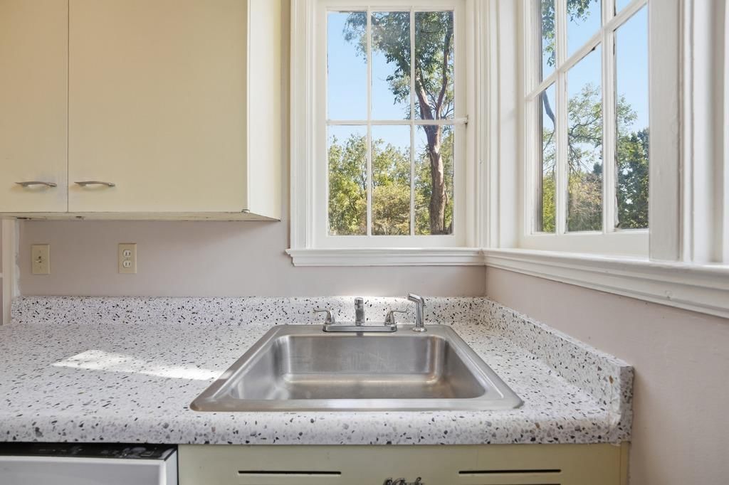 Photo 23 of 46 - 4920 Birch Street, Roeland Park, KS 66205