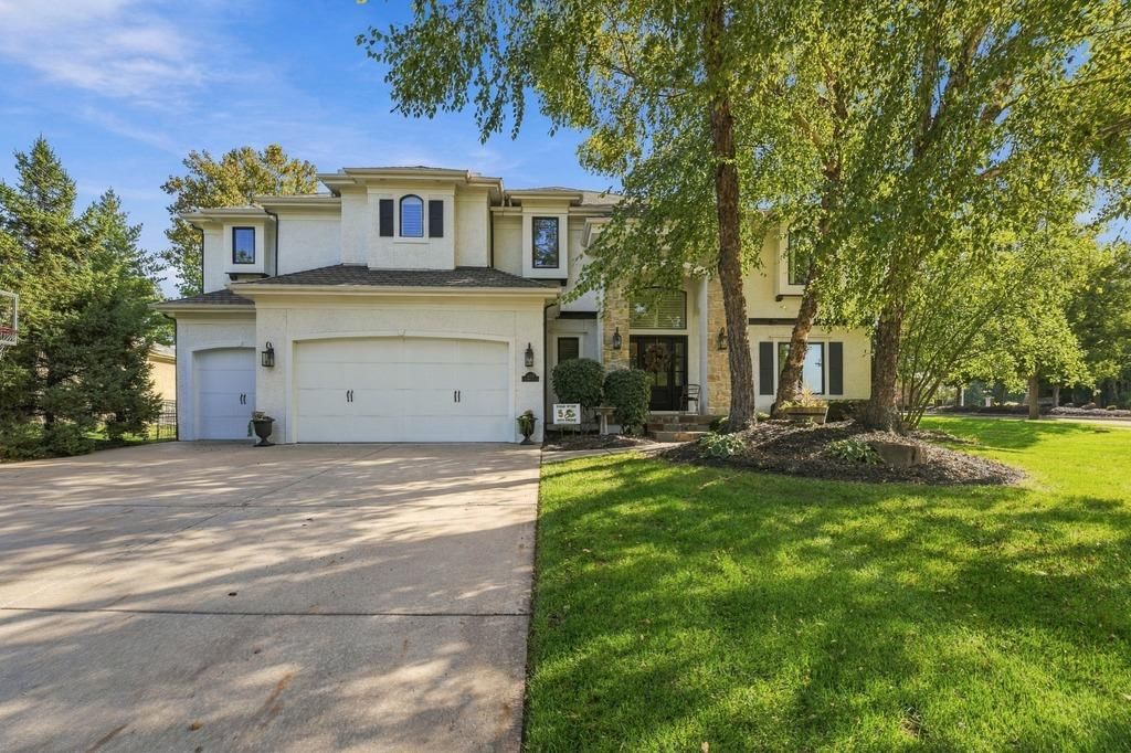 16253 Stearns Street, Overland Park, KS: listing photo 2