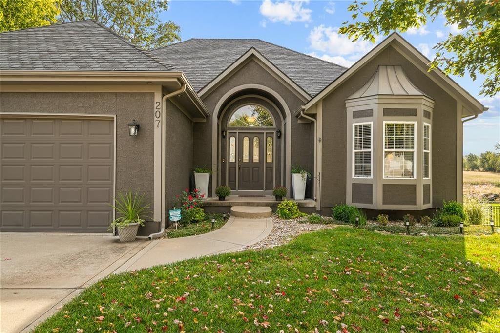 207 Peach Tree Avenue, Lone Jack, MO: listing photo 2