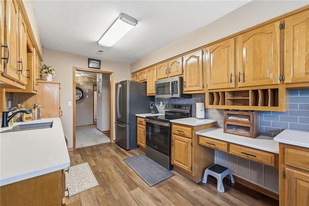 Photo 5 of 26 - 516 SATURN Drive, Raymore, MO 64083