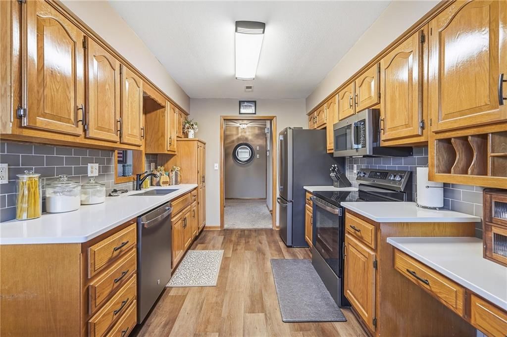 Photo 6 of 26 - 516 SATURN Drive, Raymore, MO 64083