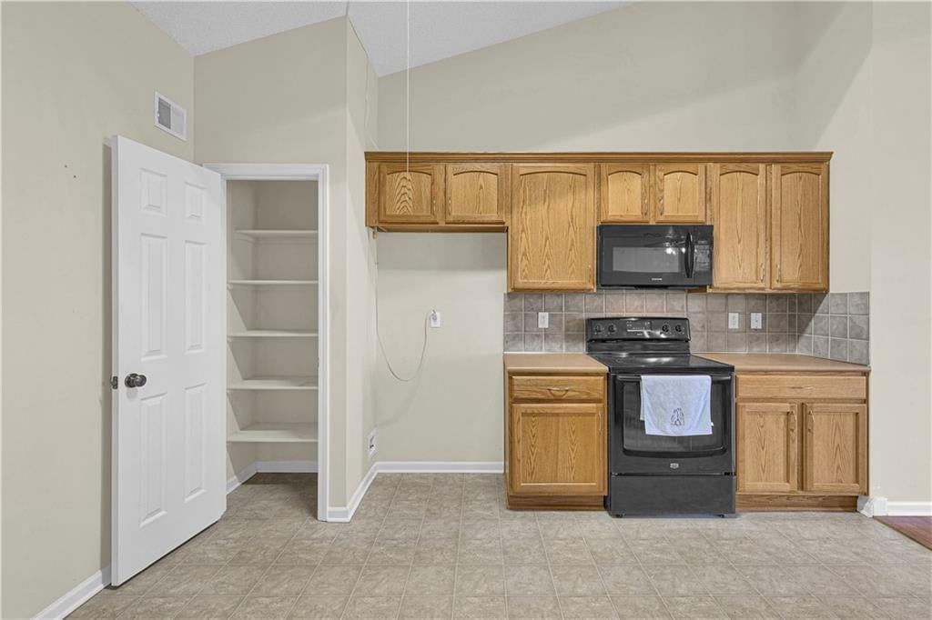 Photo 11 of 30, 7904 N Poplar Court, Kansas City, MO 64119