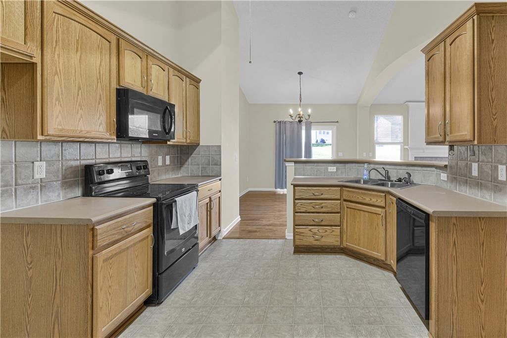 Photo 10 of 30 - 7904 N Poplar Court, Kansas City, MO 64119