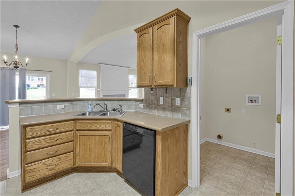 Photo 12 of 30 - 7904 N Poplar Court, Kansas City, MO 64119