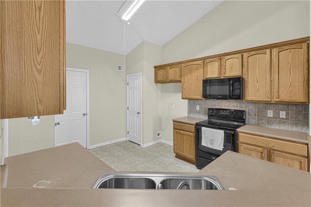 Photo 8 of 30, 7904 N Poplar Court, Kansas City, MO 64119