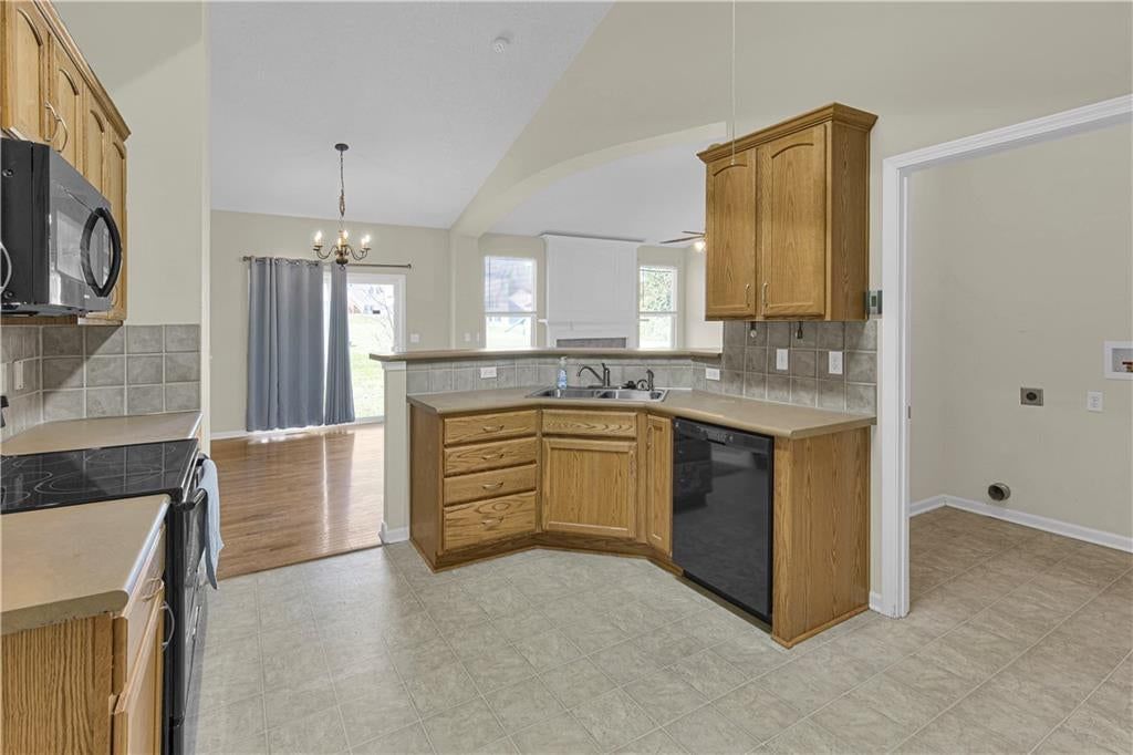 Photo 9 of 30 - 7904 N Poplar Court, Kansas City, MO 64119