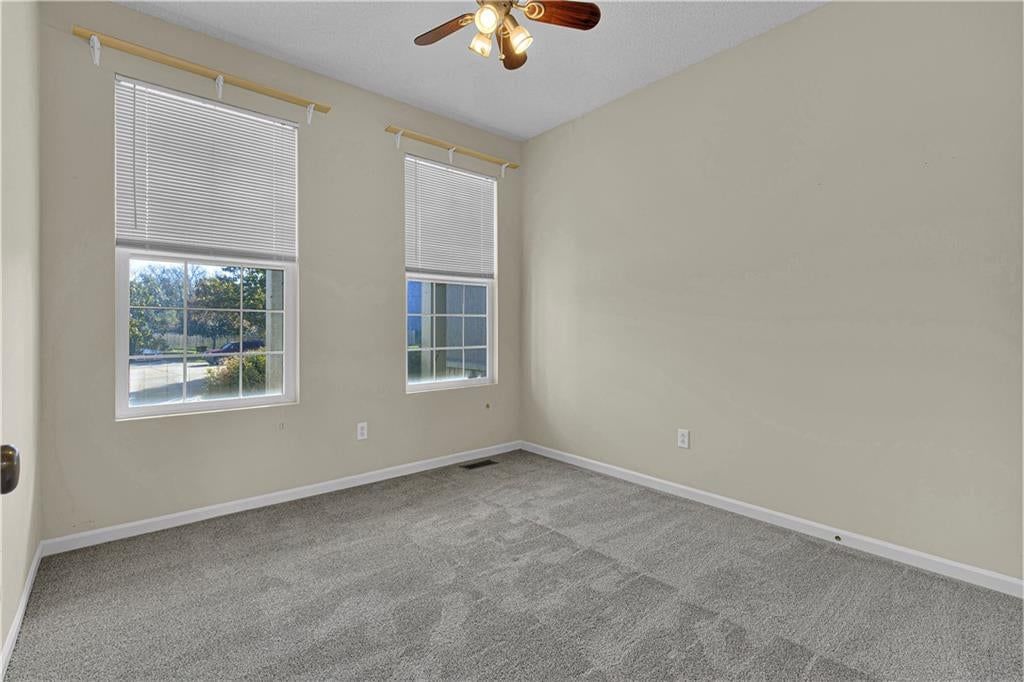 Photo 18 of 30 - 7904 N Poplar Court, Kansas City, MO 64119