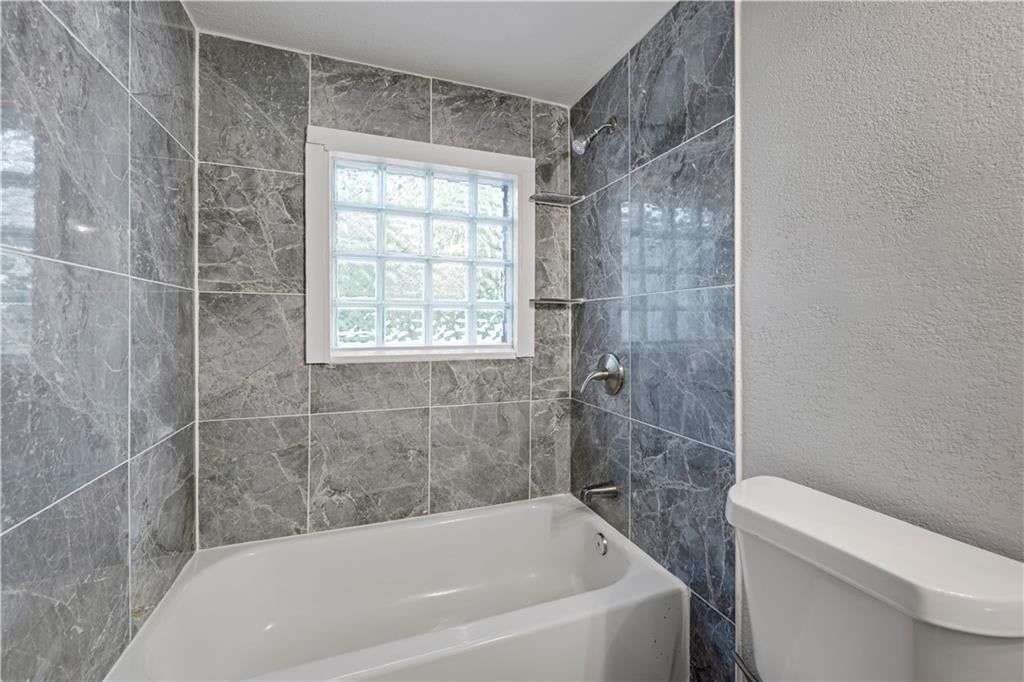 Photo 21 of 32 - 165 T Street, Lake Lotawana, MO 64086