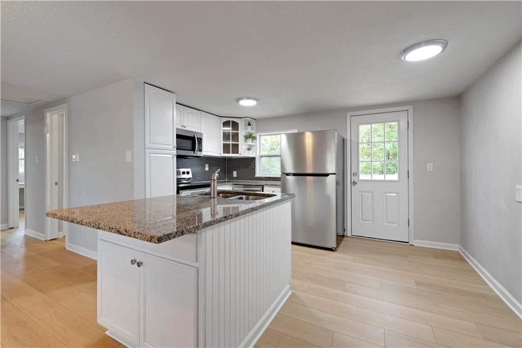 Photo 11 of 32 - 165 T Street, Lake Lotawana, MO 64086