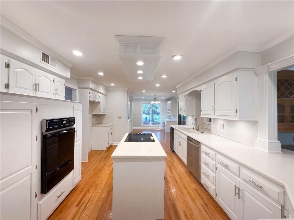 12600 Pawnee Lane, Leawood, KS: listing photo 2