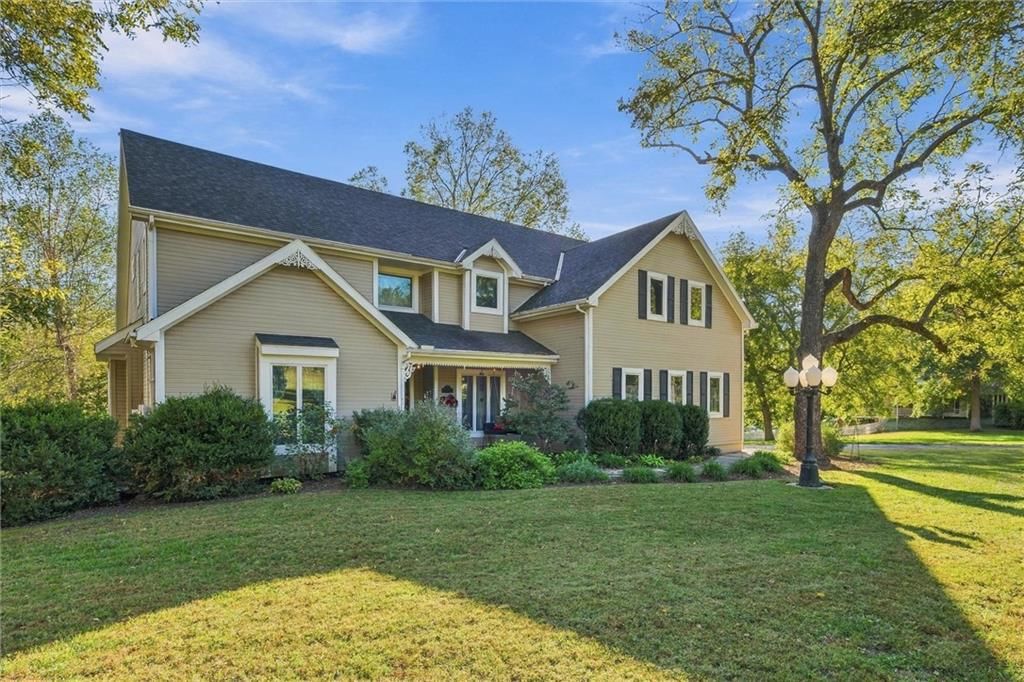 201 N 3rd Street, Louisburg, KS: listing photo 2