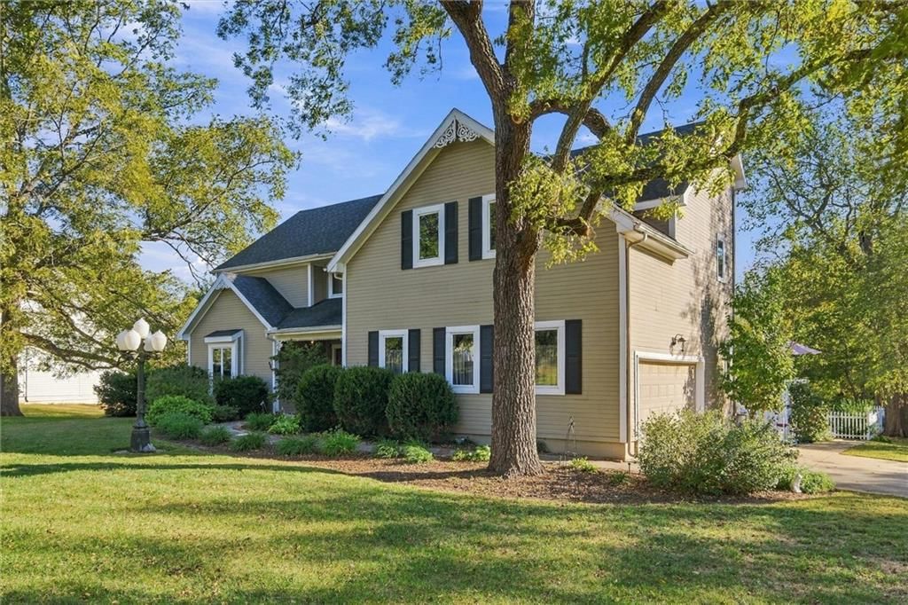 201 N 3rd Street, Louisburg, KS: listing photo 3